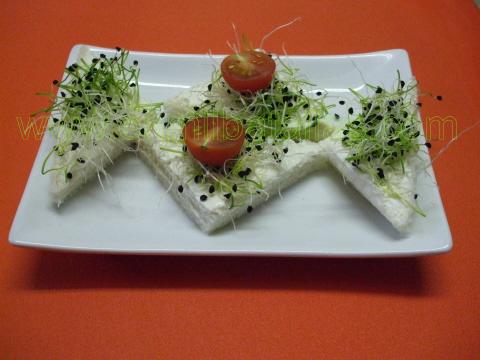 Canapés de brotes tiernos de cebolla
