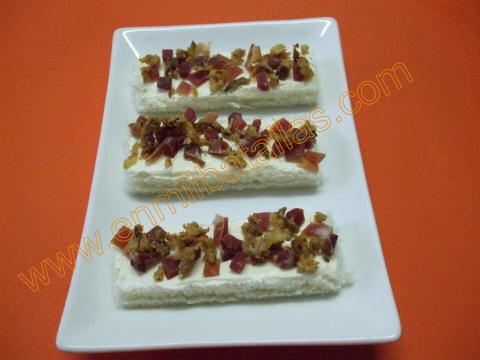 canapés de jamón y crujientes de cebolla