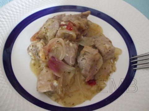 Cerdo encebollado