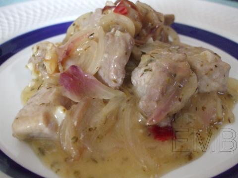 Cerdo encebollado
