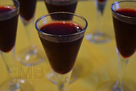 Chupitos de gelatina de frutas rojas