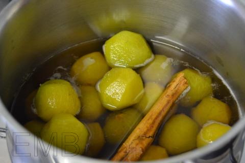 Ciruelas al whisky, recién puestas al fuego