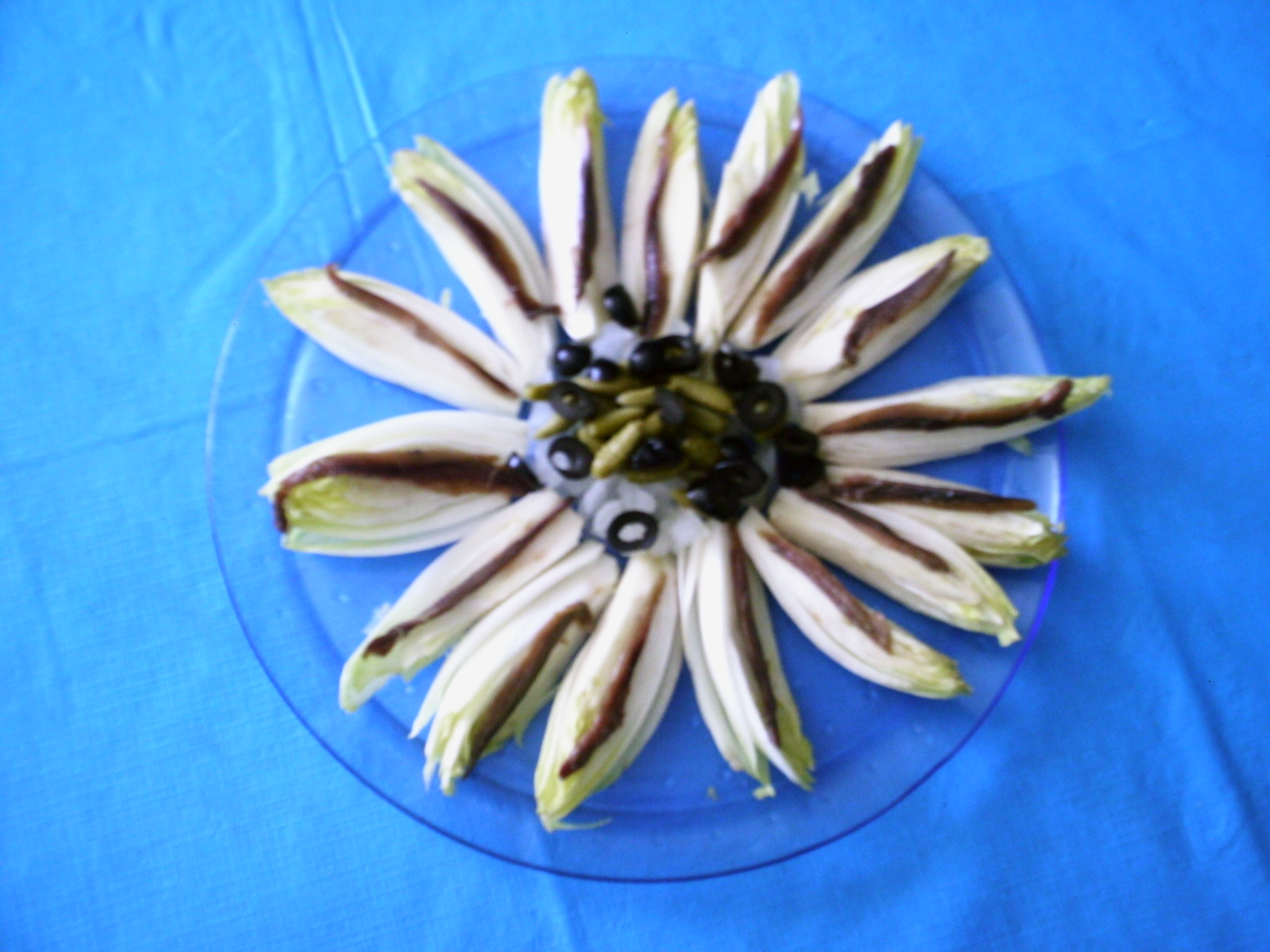 endibias con anchoillas,cebolleta y aceitunas