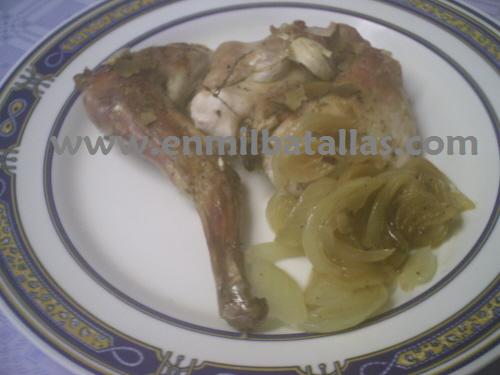 Conejo asado con cebolla