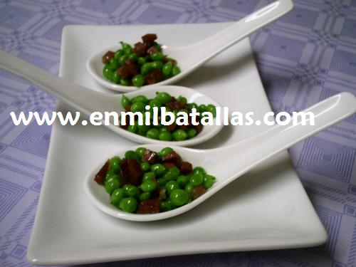 Cucharitas de guisantes frescos con jamón