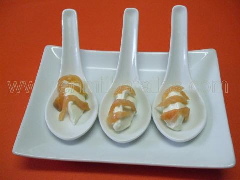 Cucharitas de queso cremoso y salmón ahumado