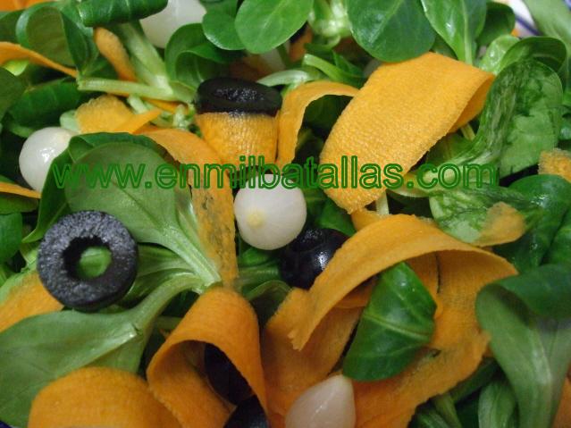 ensalada de canónigos y cintas de zanahoria