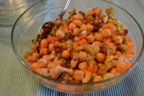Ensalada de garbanzos y encurtidos