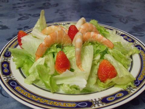 Ensalada de langostinos y fresas