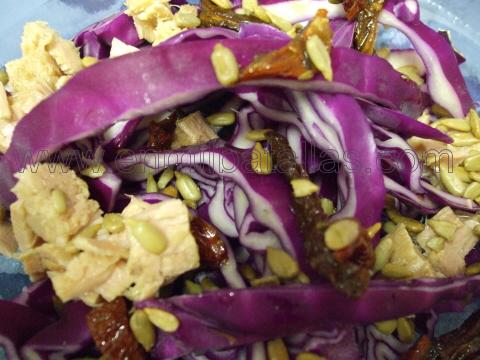 Ensalada de lombarda y atún en escabeche