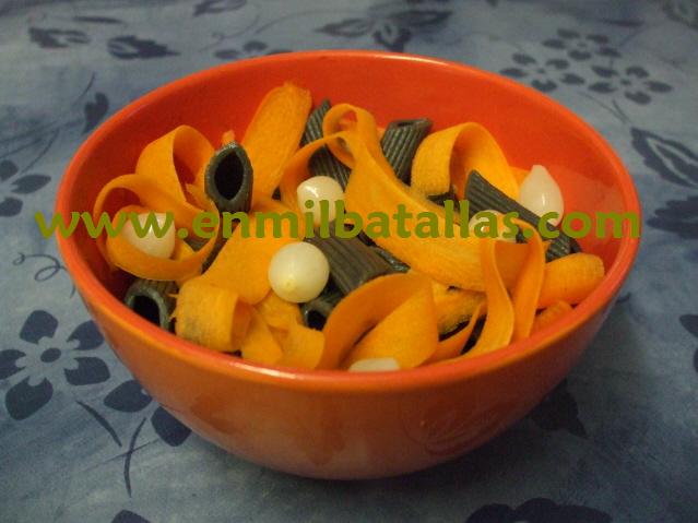 Ensalada de pasta negra y cintas de zanahoria
