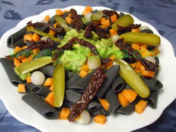 Ensalada de pasta negra y salsa de aguacate