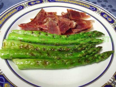 Espárragos verdes a la plancha con jamón