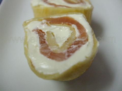 Espirales de queso cremoso y salmón ahumado