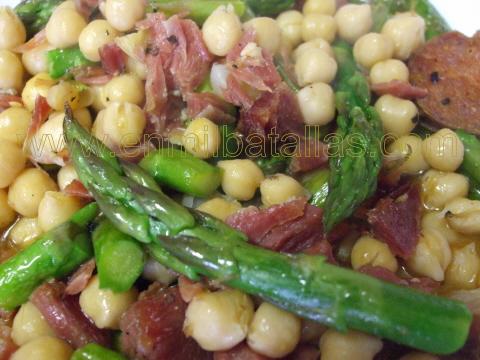 Garbanzos con espárragos y delicias de cerdo