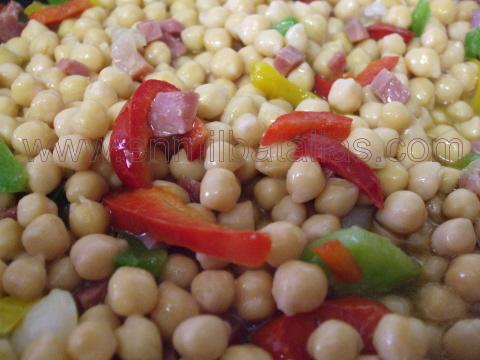 Garbanzos con pimientos y jamón