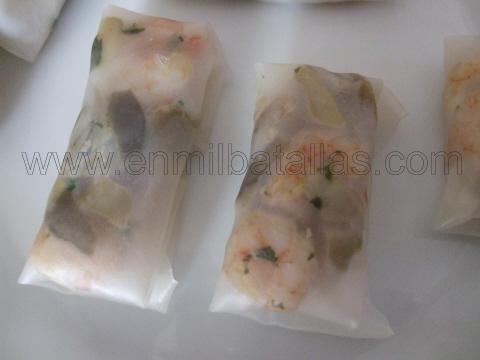 Paquetitos crujientes de setas y gambas, antes de cocinar al wok