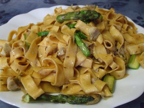 Pasta al chili con pollo al limón y espárragos verdes