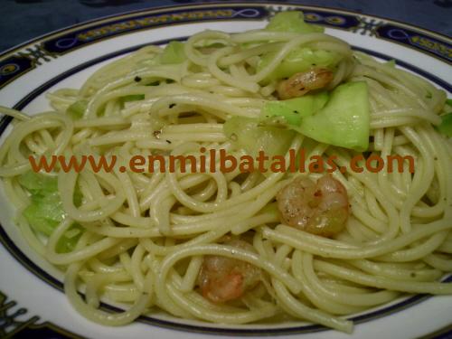 Pasta con calabacín y gambas