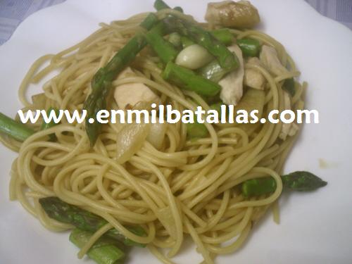 Pasta con espárragos verdes y pollo