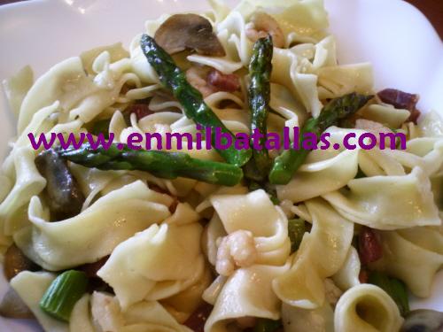 Pasta con espárragos y gambas
