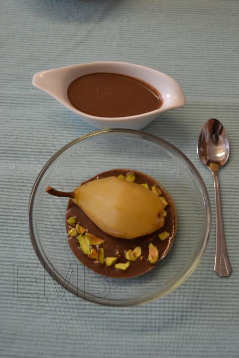 Peras con pistachos y salsa de chocolate