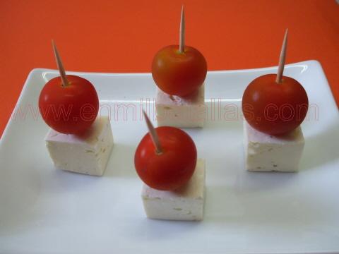 Pinchos de queso feta y tomate cherry