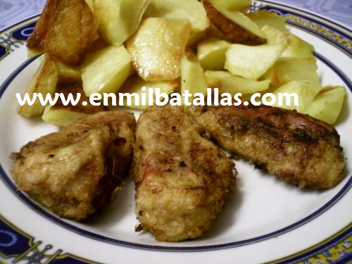 Piquillos rellenos de pollo y guarnición de patatas