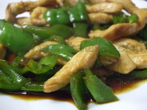 Pollo con pimientos verdes al wok