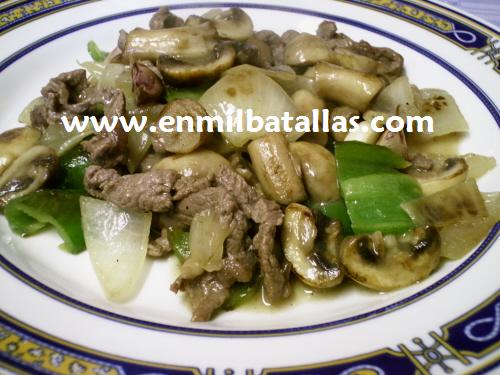 Ternera con champiñones al wok