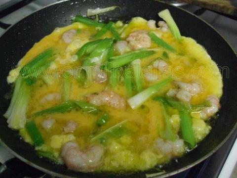 Tortilla de ajetes y gambas