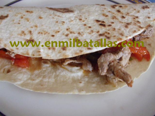 Tortilla mexicana rellena de cerdo picante (2)