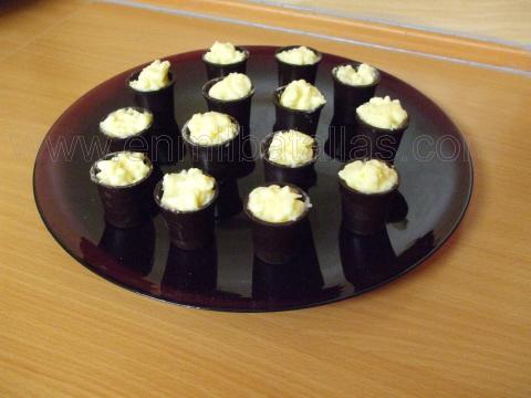 vasitos de chocolate y crema de vainilla