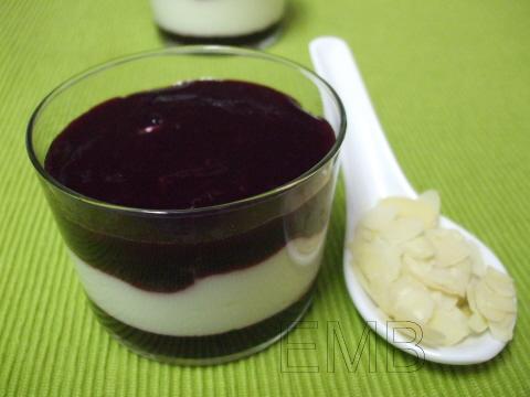 Vasos de yogur y frutos del bosque