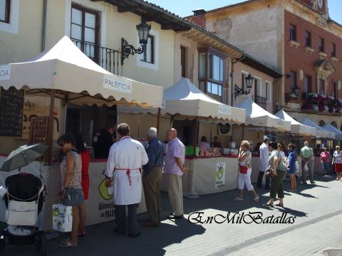 Vendedores y visitantes en la Muestra de Alimentos de Palencia