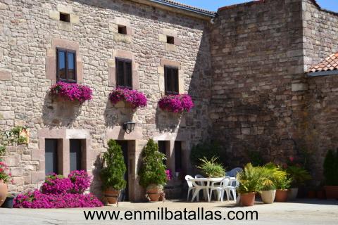 Patio y fachada de una de las varias casas rurales de Brañosera