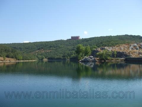 Parador Nacional de Cervera de Pisuerga visto desde el Embalse de Ruesga