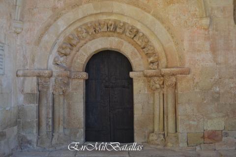 Portada románica en Perazancas, Palencia, ESPAÑA