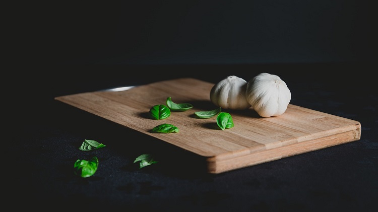 Cómo hacer salsa de ajo y albahaca - El Jardín de Venus