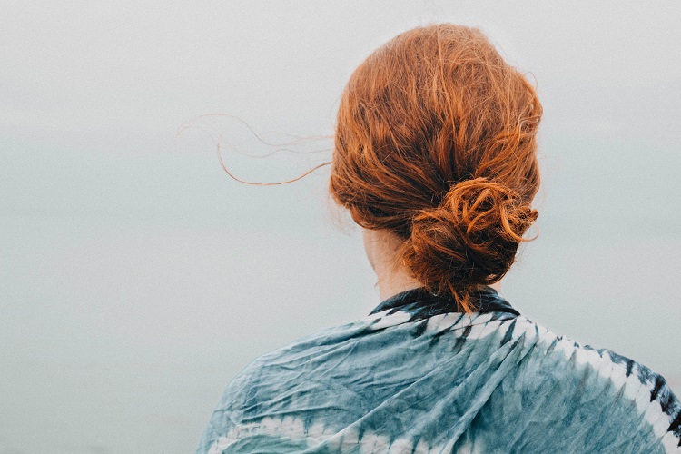 Cómo pasar del cabello teñido al natural - El Jardín de Venus