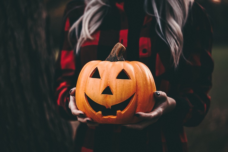 Cómo organizar una fiesta de Halloween, chica con calabaza decorativa- El Jardín de Venus