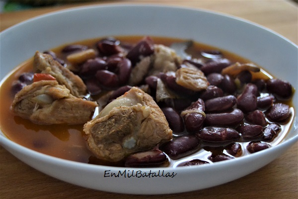 Alubias rojas caldosas con costilla de cerdo - En Mil Batallas