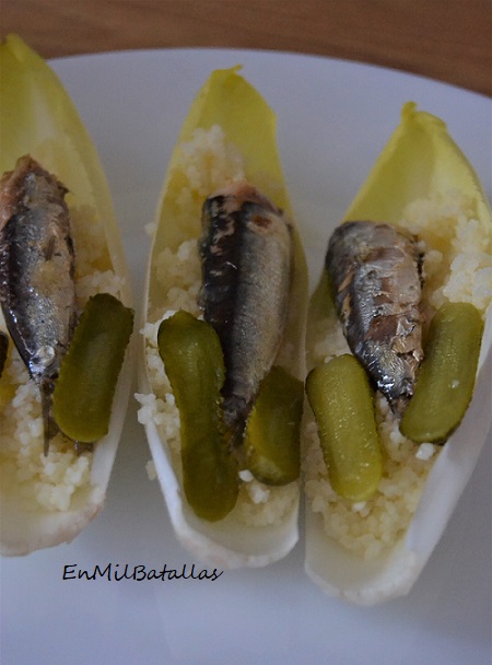 Barquitas de endivias rellenas de cuscús con sardinitas