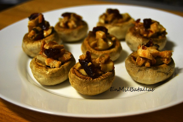 Champiñones rellenos de pollo con pimiento caramelizado - En Mil Batallas