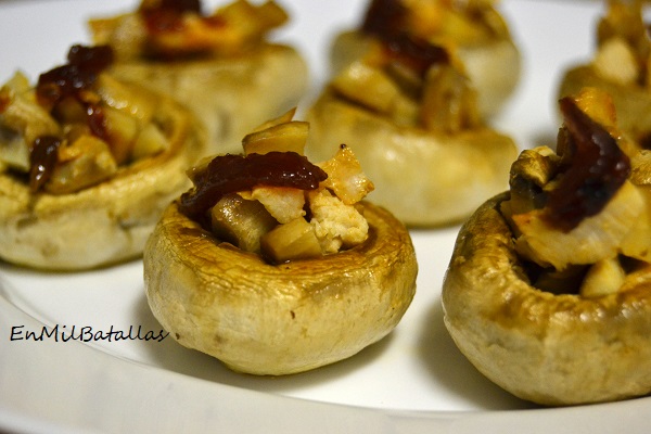 Champiñones rellenos de pollo con pimiento caramelizado - En Mil Batallas