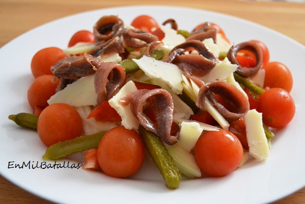 Ensalada con queso de oveja y anchoas - En Mil Batallas