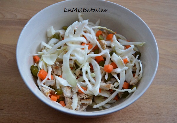 Ensalada de col blanca con pollo asado - En Mil Batallas