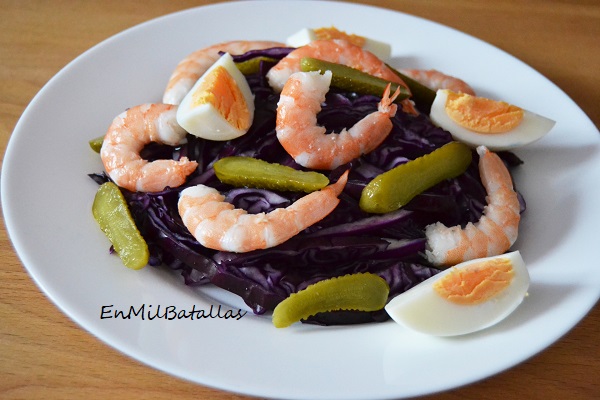 Ensalada de lombarda con huevos y langostinos - En Mil Batallas