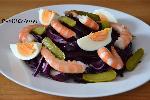 Ensalada de lombarda con huevos y langostino - En Mil Batallas