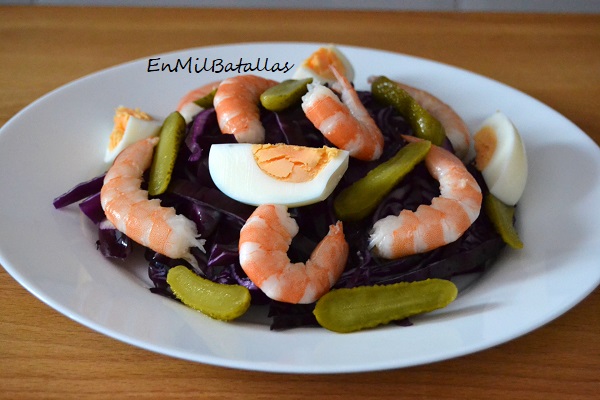 Ensalada de lombarda con huevo y langostinos - En Mil Batallas